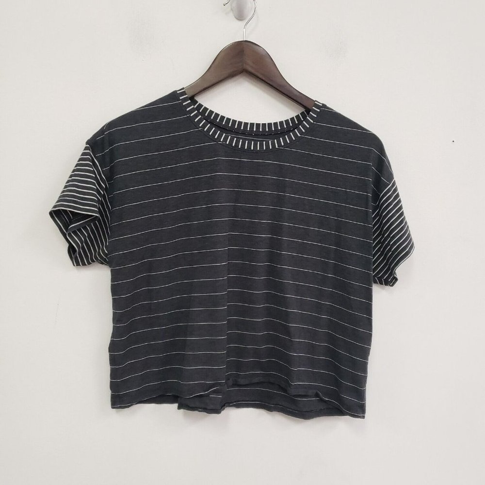 Lululemon Womens Cates Crop Top Size L Gray Striped Short Sleeve Crew Pullover
